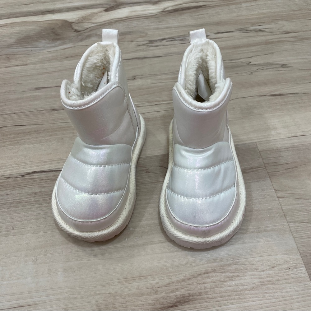 Old Navy Pearlescent White Winter Baby Booties Size 6
